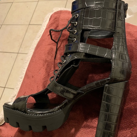 Size 8 open toe heels - Picture 1 of 8